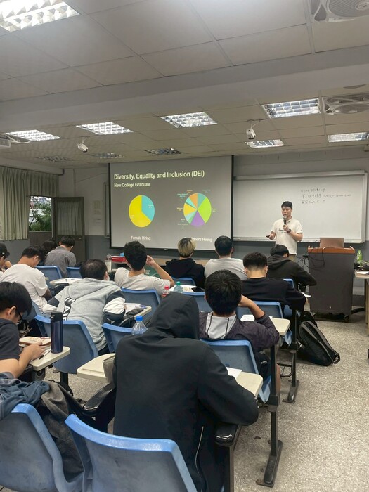 [114.11.17] 專題演講：114-1「化工生技概論」專題講座－台灣美光記憶體 高士涵工程師「美光工程師日常來嘍~」圖片